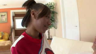 ɻ�のティーン-チアリーダーが単に白色のサッカーコーチ