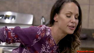 ���र्म श्यामला Mckenzie ली हो जाता है में से कुछ से डीएनए युवा स्टड और उसे सह बनाता है