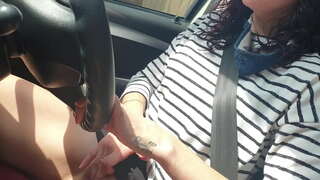 Tomando un público con el coche mientras jugaba con mi pequeño coño Tomando un público con el coche mientras jugaba con mi pequeño coño