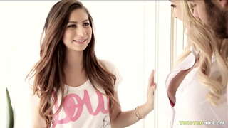 Αθώος νταντά έχει threesomed