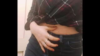 Djevojku s Velikim sisama Senzualno Igra njom maca u Wc za vrijeme Putovanja