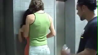 Моница Маттос у једном од својих првих видеа Моница Маттос у једном од својих првих видеа