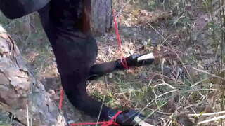 Laura na Podpatky model krok sestra v černé šaty a vysoké podpatky vázán a maskovány v lese, má sát bick cock.