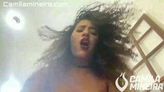 Rajdante sur lia big cock gajni tre granda en ŝia razis pussy