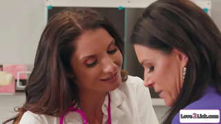 Busty Infirmière verführt e milf Schoulmeeschter a leckt Hir rasierte Muschi.D ' Brünette saugt Hir grouss Titten an da leckt an masturbiert Hir Muschi.Dann ginn Se 69 Busty Infirmière verführt e milf Schoulmeeschter a leckt Hir rasierte Muschi.D ' Brünette saugt Hir grouss Titten an da leckt an masturbiert Hir Muschi.Dann ginn Se 69