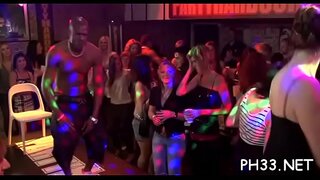 Μαύρο πουλί ψάχνει για το γαμώτο