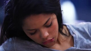 Muž čini slatku ljubav sa ženom nakon radnog vremena