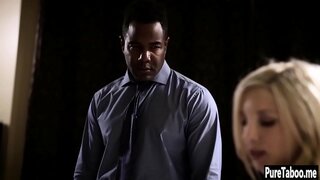 Сексуальна малеча ссе великий твердий чорний член.