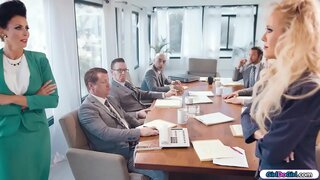 Busty milf erhvervskvinder gå hoved til hovedet under en boardmeeting.De andre forretningsfolk komme ud så hurtigt som de kan.Endelig milfs have værelset for sig selv og begynder at kysse og slikke hinanden