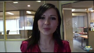 ���ေးငယ်တဲ့အနက်ရောင်ဆံကမ်းလှမ်း၊သူမ၏မြည်းနှင့်အတူအပျော်အပါး