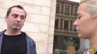 HUNT4K. Babe sakit kekasih dan memutuskan untuk berhubungan seks dengan orang asing