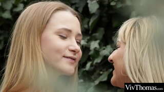 Sexy tenåringer venninner slikke hverandre våte fitter