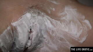 Pogledajte kako покачиваются joj velike sise, kad je бреет svoju волосатую maca i masturbira